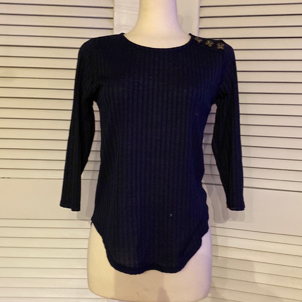Ribbed navy blue shirt size small. Cute button details on left shoulder.